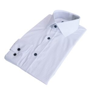 Camisa italiana branca xadrez quadriculado em tecido passa fácil deitada em perspectiva três quartos, mostrando corpo inteiro, gola italiana e punho alinhados.