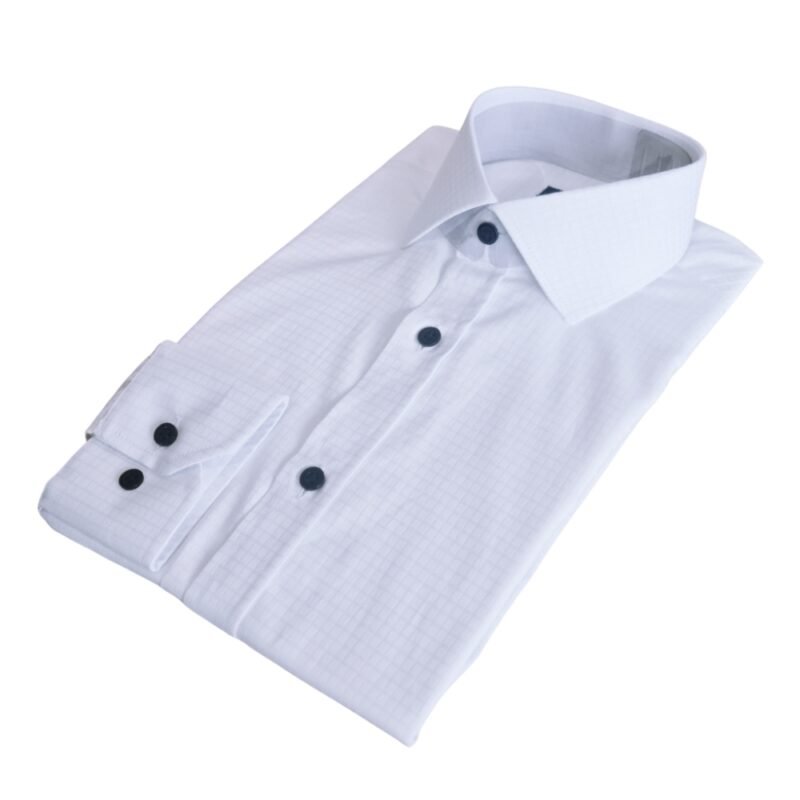 Camisa italiana branca xadrez quadriculado em tecido passa fácil deitada em perspectiva três quartos, mostrando corpo inteiro, gola italiana e punho alinhados.