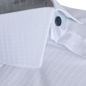 Camisa italiana branca xadrez quadriculado em tecido passa fácil, com close da gola italiana estruturada, ombro e parte do peito, reforçando presença elegante.