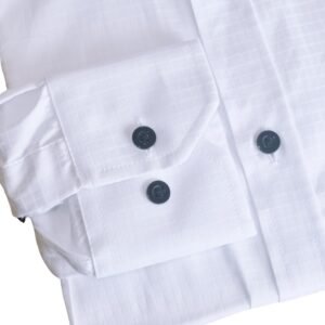 Camisa italiana branca xadrez quadriculado em tecido passa fácil deitada em perspectiva, destacando a gola italiana alta e estruturada vista de lado.