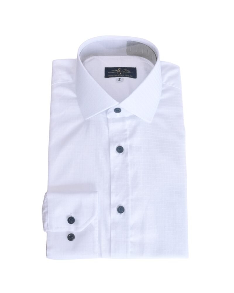 Camisa italiana branca xadrez quadriculado em tecido passa fácil, dobrada e vista de frente, com colarinho italiano estruturado e botões contrastantes.