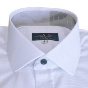 Close frontal da gola italiana da camisa branca xadrez quadriculado em tecido passa fácil, com etiqueta MS Stilos em destaque no interior do colarinho.