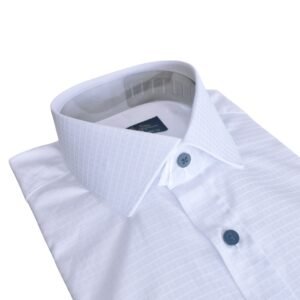 Camisa italiana branca xadrez quadriculado em tecido passa fácil, com close da gola italiana estruturada, ombro e parte do peito, reforçando presença elegante.
