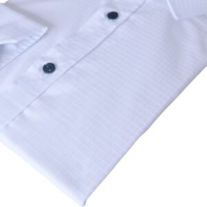 Close da parte frontal da camisa italiana branca xadrez quadriculado em tecido passa fácil, destacando a textura discreta e os botões escuros alinhados.