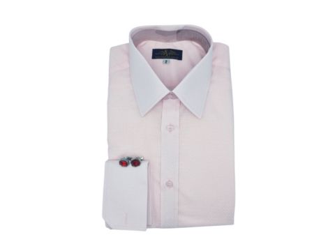 Camisa social rosa claro dobrada, com colarinho branco e abotoaduras vermelhas, peça refinada para apresentações.