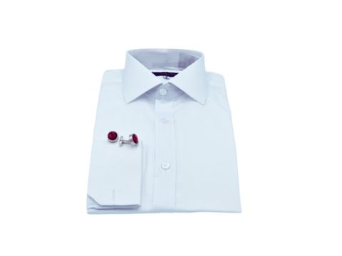 Camisa branca premium com abotoadura vermelha, elegância e estilo para entrevistas e reuniões de trabalho