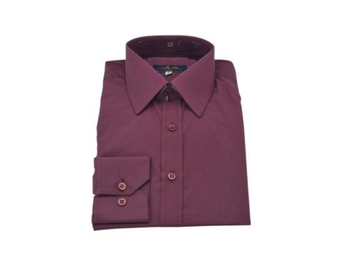 Camisa social masculina na cor bordô, modelo com colarinho francês e punho ajustado, dobrada e vista frontal.