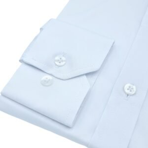 Detalhe em close do punho da camisa branca lisa em algodão egípcio com elastano, mostrando botões e acabamento refinado.