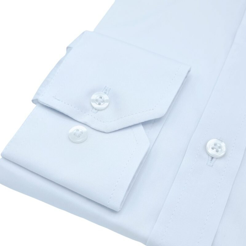 Detalhe em close do punho da camisa branca lisa em algodão egípcio com elastano, mostrando botões e acabamento refinado.