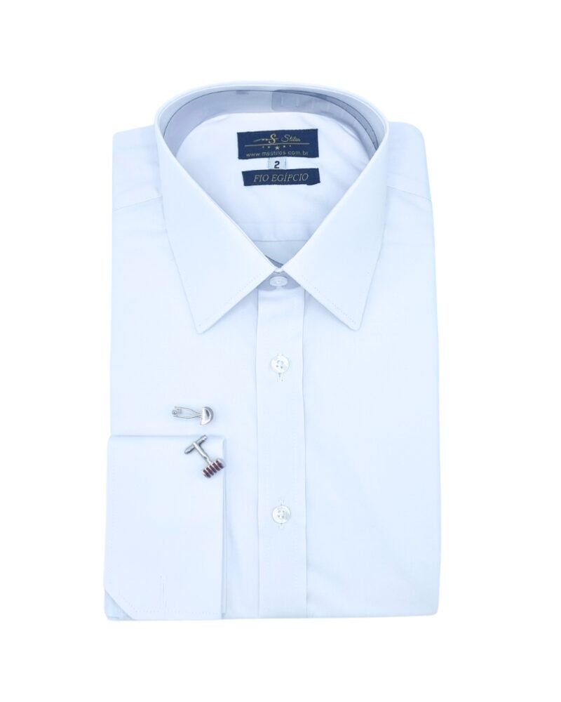 Costura refinada da gola francesa na camisa branca masculina