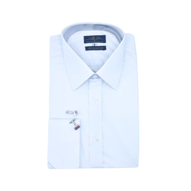 Costura refinada da gola francesa na camisa branca masculina