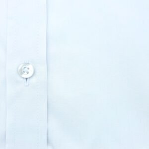 Detalhe do tecido em algodão com elastano da camisa branca social