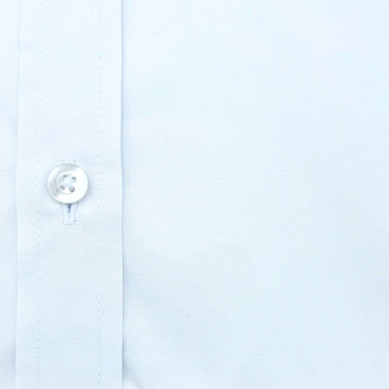 Detalhe do tecido em algodão com elastano da camisa branca social