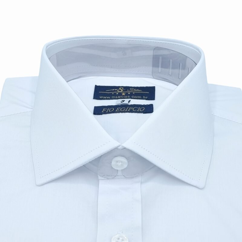 Camisa branca lisa em algodão egípcio com elastano dobrada.