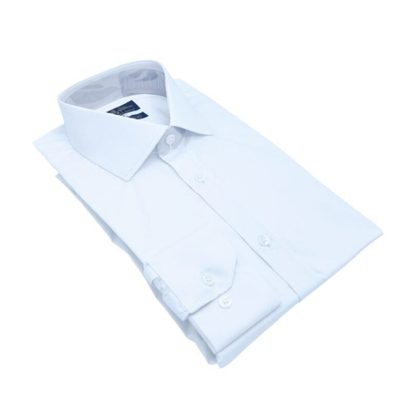 Camisa branca lisa em algodão egípcio com elastano dobrada em perspectiva, destacando gola italiana e corpo da peça alinhado.