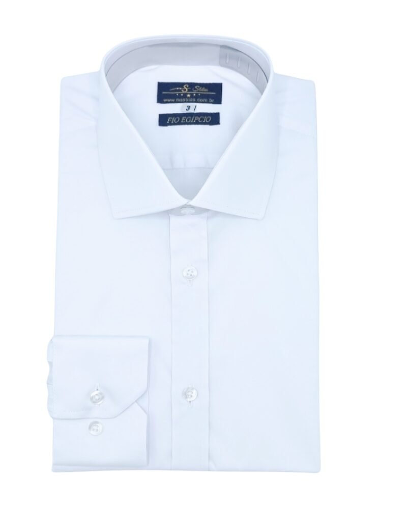 Camisa branca lisa em algodão egípcio com elastano vista de frente, dobrada, destacando colarinho italiano e punho abotoado.