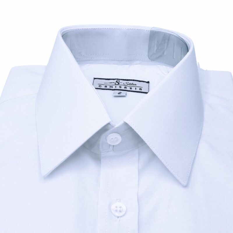 Close frontal da gola francesa estendida e botões da camisa branca lisa.