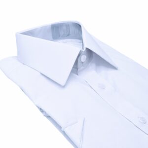 Camisa social branca lisa dobrada em ângulo, gola francesa destacada no topo.
