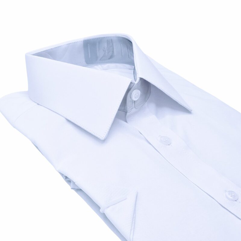 Camisa social branca lisa dobrada em ângulo, gola francesa destacada no topo.