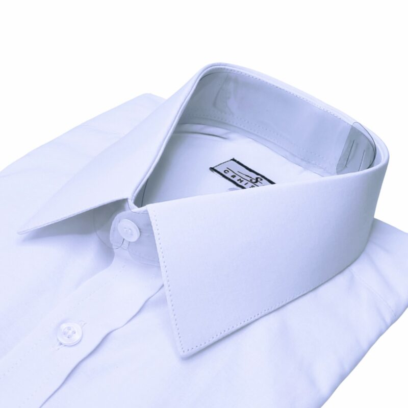 Detalhe do colarinho francês rígido da camisa branca lisa Ms Stilos.