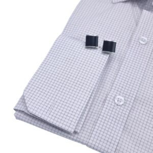 Punho da camisa quadriculada branca e bordô com abotoadura, estilo social clássico.