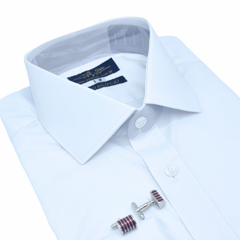 Detalhe da gola italiana na camisa branca fio egípcio com abotoaduras.
