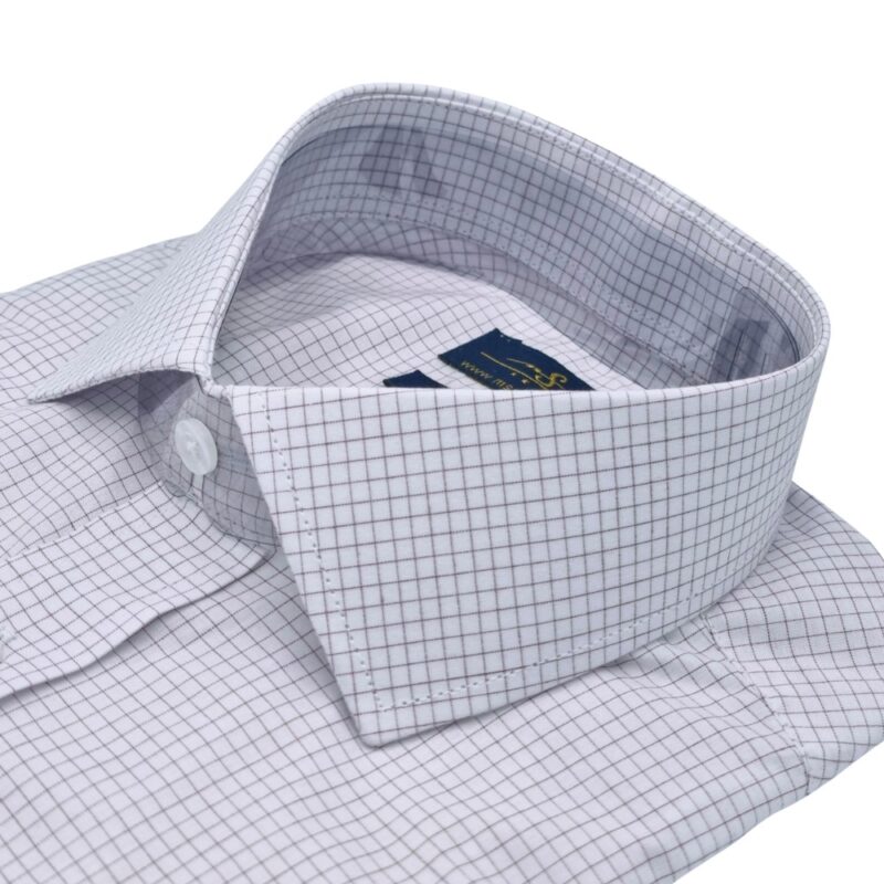 Detalhe da gola italiana na camisa branca e bordô quadriculada discreta.
