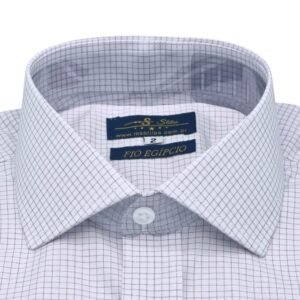 Close da gola italiana da camisa branca e bordô quadriculada, com etiquetas internas do fio egípcio em destaque e costura de alfaiataria.