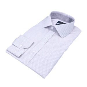 Camisa italiana branca e bordô quadriculada em algodão egípcio, dobrada em diagonal sobre fundo claro, com elegância discreta.