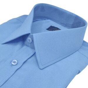 Camisa social azul lisa dobrada em ângulo, gola francesa destacada no topo.