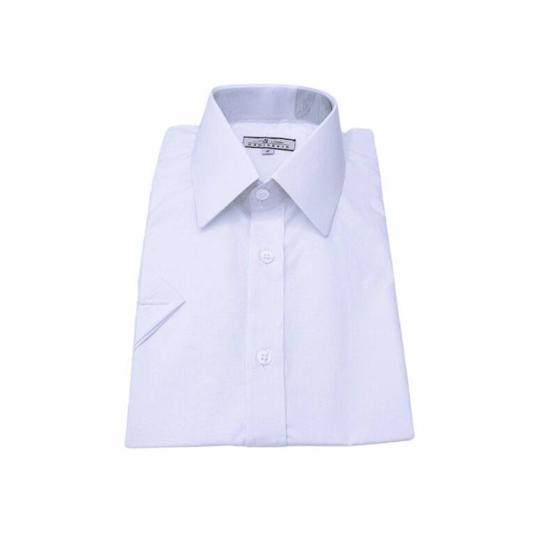Camisa branca lisa dobrada com manga curta, visual clean e acabamento alinhado.