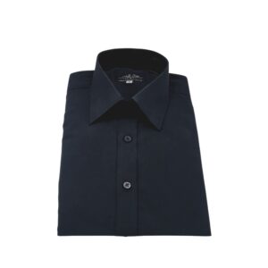 Frente da camisa preta lisa dobrada, fechamento limpo e colarinho francês.