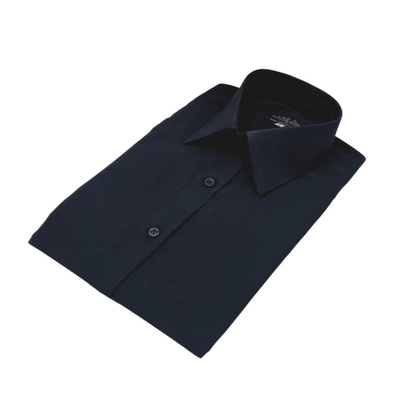 Camisa preta lisa dobrada em ângulo, botões pretos e gola estruturada.