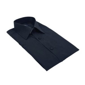 Detalhe da camisa social preta lisa dobrada, colarinho francês rígido em destaque.