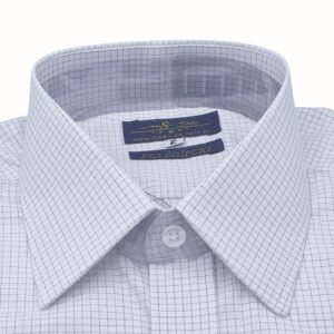 Detalhe da gola francesa com etiqueta fio egípcio da camisa masculina