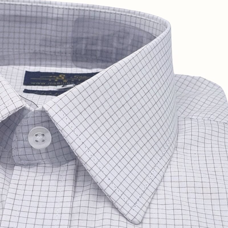 Detalhe lateral da gola francesa na camisa quadriculada masculina