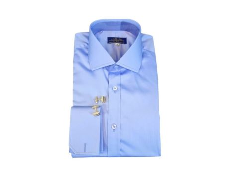 Camisa social azul dobrada, modelo para abotoadura, com abotoaduras douradas visíveis no punho