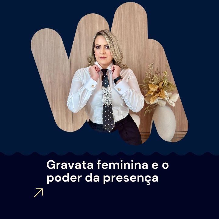 Mulher vestindo camisa branca com abotoadura e gravata preta de bolinhas, em pose confiante diante de fundo de madeira, ilustrando o poder da gravata no estilo feminino.