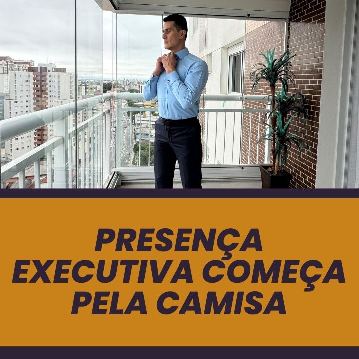 Empresário ajustando a camisa social azul clara na varanda com vista urbana, acompanhado da frase “Presença executiva começa pela camisa”.