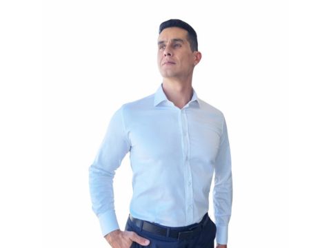 Homem vestindo camisa branca italiana premium, ideal como presente sofisticado de aniversário de casamento