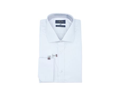 Camisa branca masculina com punho duplo e abotoaduras discretas, perfeita para causar uma boa primeira impressão em entrevistas no setor financeiro.