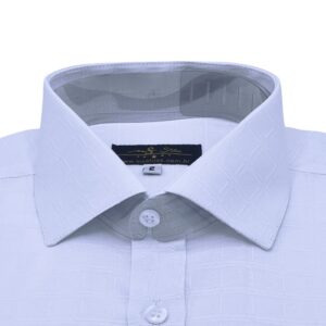 Frente da gola e peitilho da camisa branca quadriculada, acabamento premium.