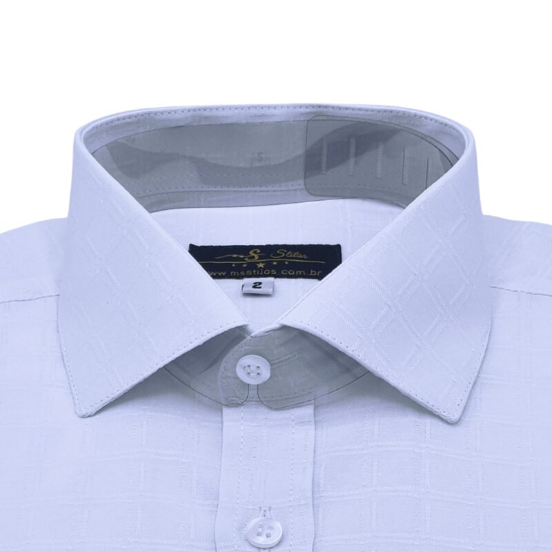 Frente da gola e peitilho da camisa branca quadriculada, acabamento premium.