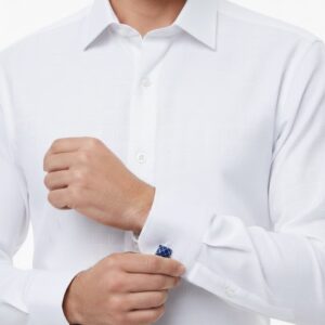 Modelo vestindo camisa italiana branca quadriculada, visual social elegante para trabalho.