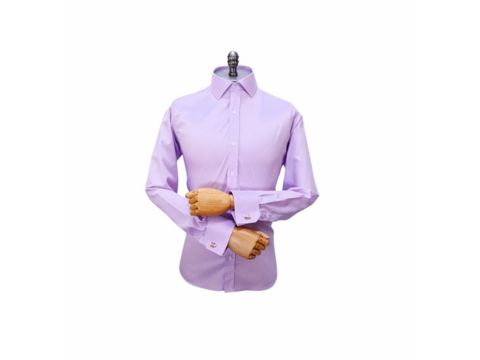 Camisa lilás com gola italiana e punho duplo, exibida em manequim, ideal para cultos e eventos pastorais
