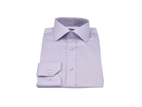 Camisa social lilás dobrada, confeccionada com fio egípcio e elastano, perfeita para causar boa impressão em entrevistas.