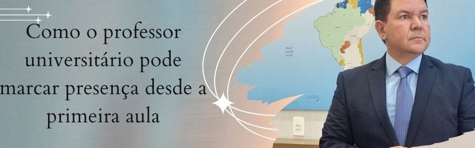Professor universitário de terno azul ao lado de mapa, com texto destacando a importância da presença na primeira aula