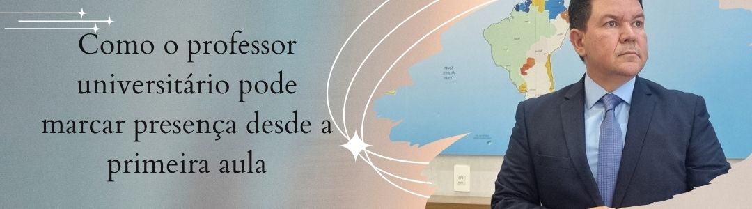 Professor universitário de terno azul ao lado de mapa, com texto destacando a importância da presença na primeira aula