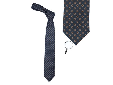 Gravata azul-marinho com estampa geométrica discreta em tom bege, perfeita para combinações refinadas e modernas no estilo masculino