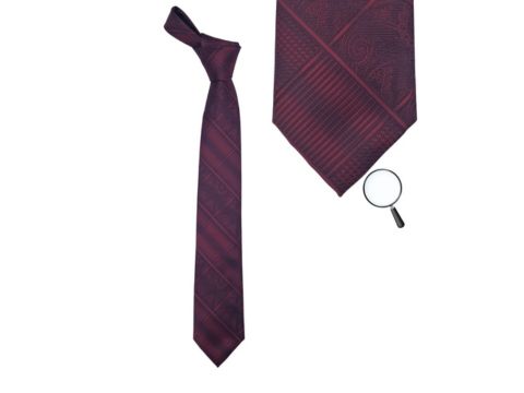 Gravata estampada em tom vinho com padrão diagonal elegante, ideal para compor looks sofisticados e clássicos com personalidade